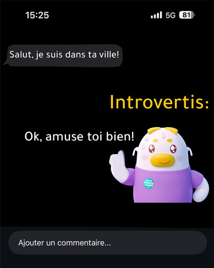 Capture d'écran d'un mème sur mobile en mode sombre. En haut, une bulle de message dit : "Salut, je suis dans ta ville!". En dessous, le texte "Introvertis:" est affiché en jaune. La réponse, en texte blanc, est "Ok, amuse toi bien!". À droite, la mascotte 3D (Mimi Koloa) au t-shirt violet transpire nerveusement tout en faisant un signe "pouce vers le haut" inquiet. Le champ "Ajouter un commentaire..." est visible en bas.